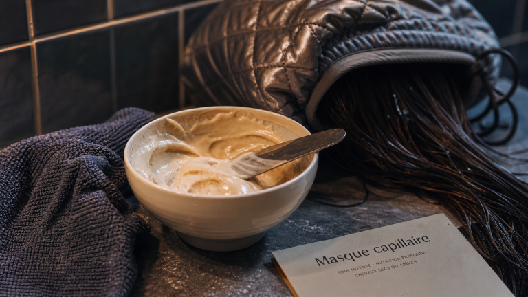 Comment utiliser un masque pour cheveux : application et temps de pose