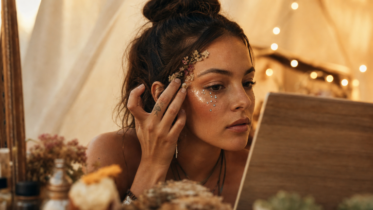Maquillage hippie sun-kissed golden hour, peau lumineuse et strass sous l’œil