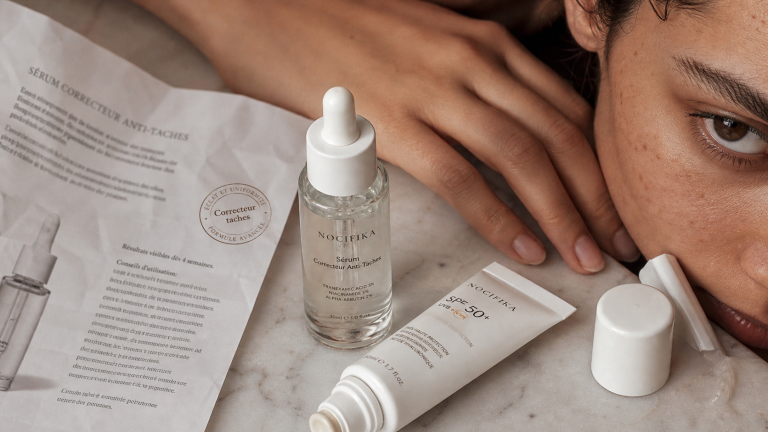 Meilleur correcteur tache brune : sérum dépigmentant et crème SPF sur peau