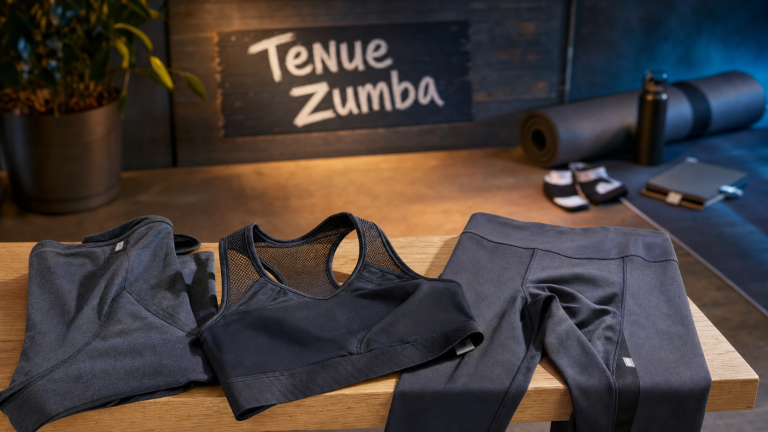 Tenue pour zumba femme : legging et brassière haut maintien sur banc