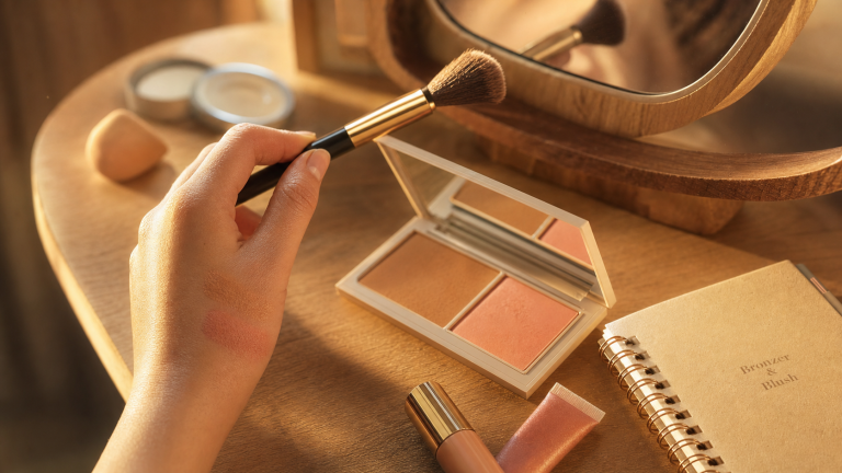 Appliquer bronzer et blush : placement naturel, sans effet masque