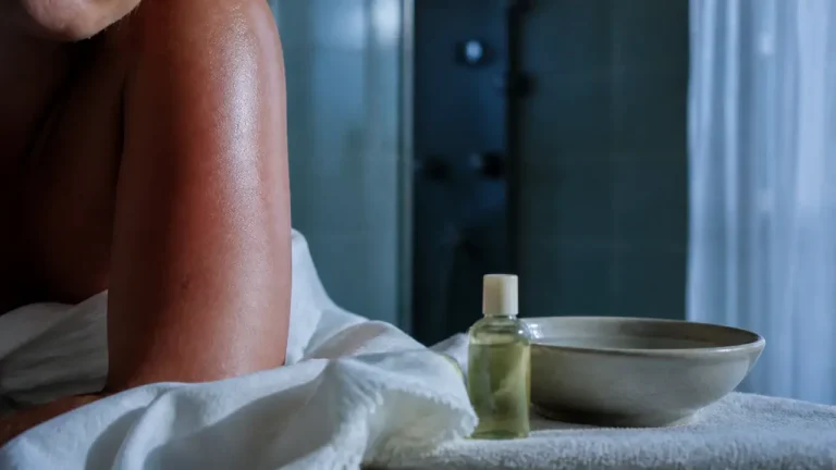 Comment faire dérougir un coup de soleil : eau tempérée 15 minutes et aloe vera