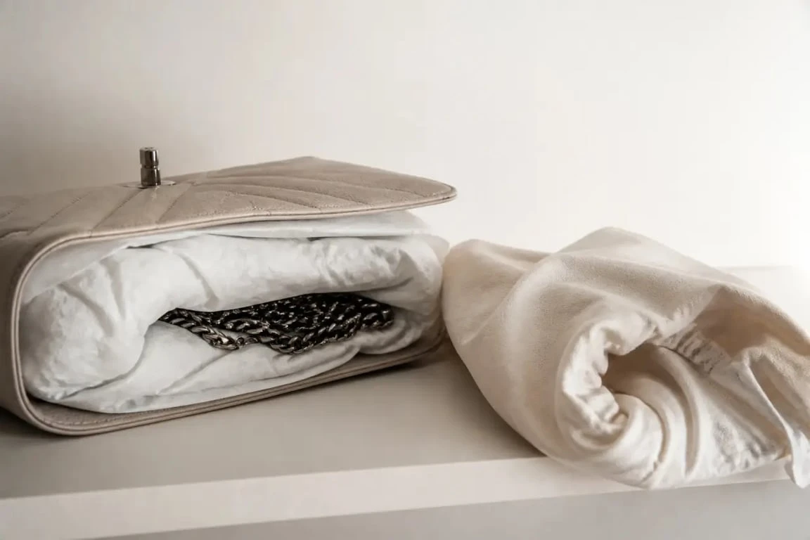 Ranger des sacs à main en protégeant la forme avec du papier de soie et une housse